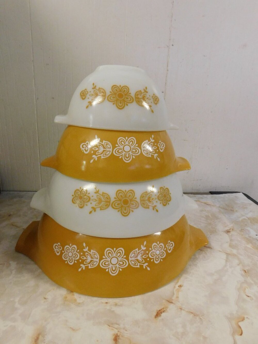 Pyrex Butterfly Gold 4 pc Nesting Cinderella Mixing Bowl Set